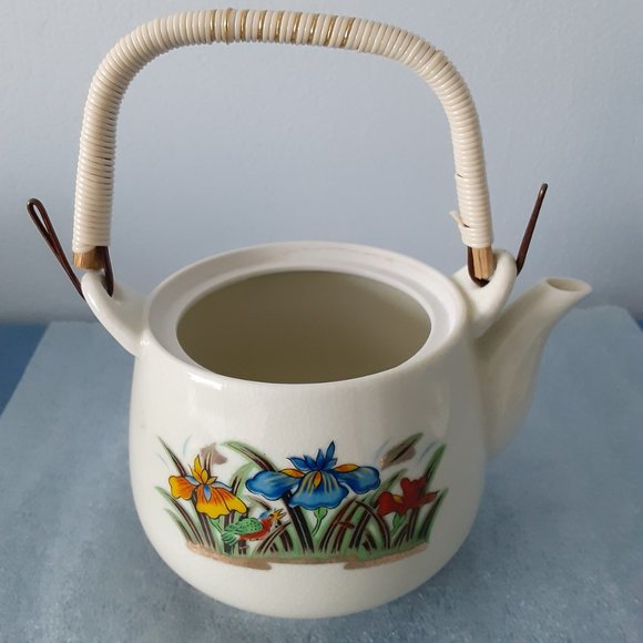 **VINTAGE- Japanese Kutani Porcelain Tea Pot with Vinyl Wrapped Bamboo Handle - Picture 4 of 9